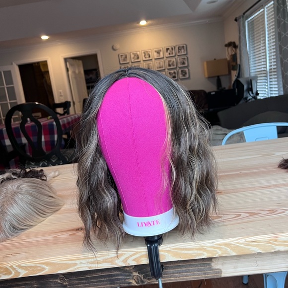 Brown wavy wig - Picture 2 of 9